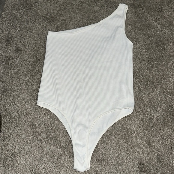 Bella Mae Onesize fits all white one shoulder body suit 🤍 - Picture 7 of 8